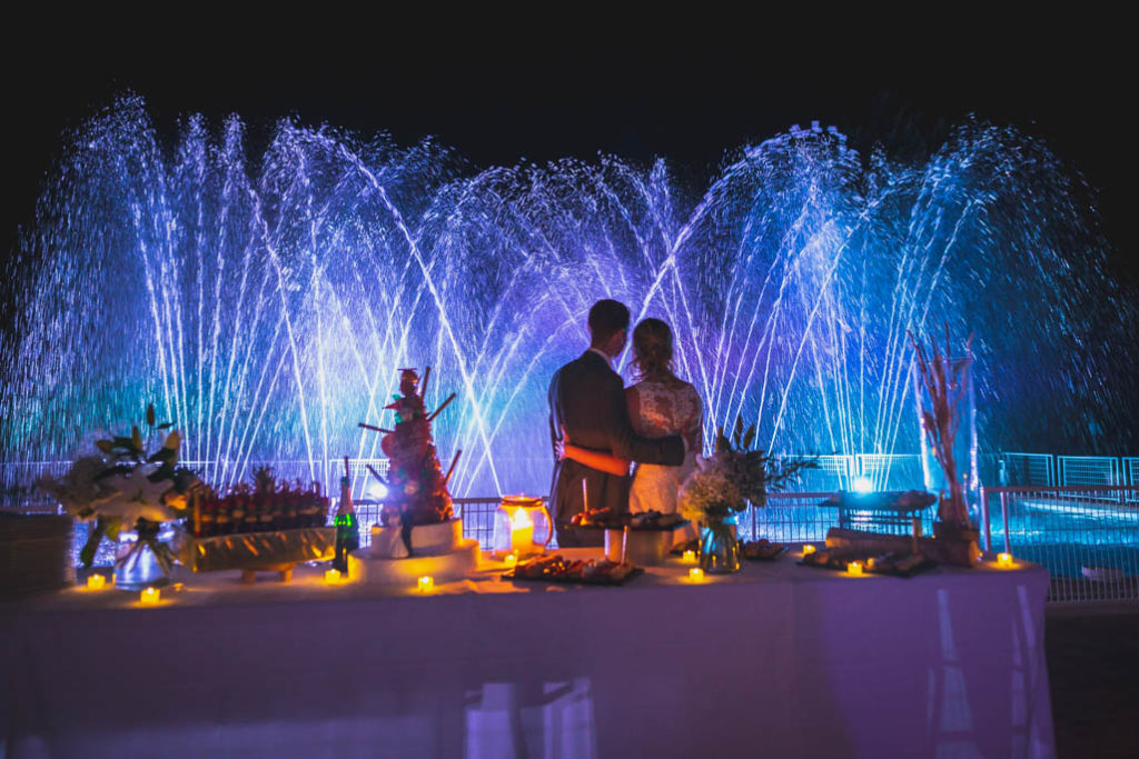 Les mariés devant un spectacle de fontaines organisé pour leur mariage