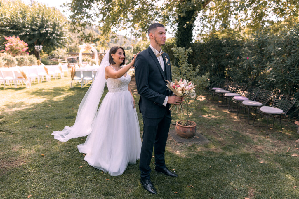 Les mariés se découvrent leur habits de lumière pendant leur séance découverte juste avant leur mariage.