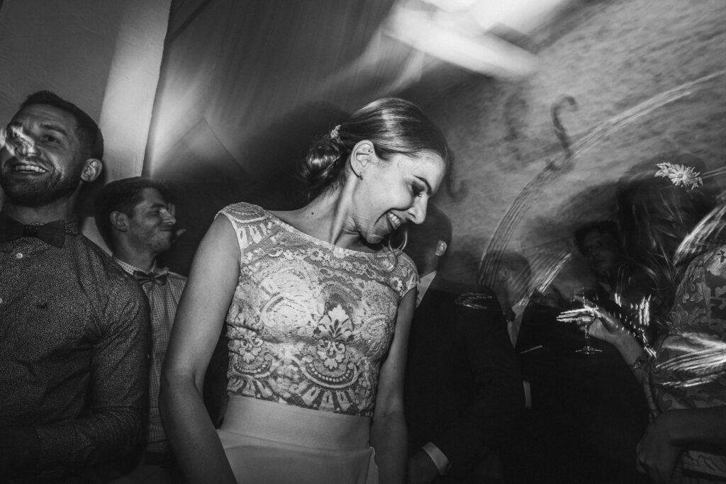 La mariée danse follement lors de la soirée.
