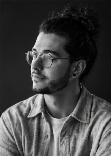Portrait en noir et blanc du photographe de mariage Aurélien Kirchner. Il regarde légèrement en l'air, le visage de 3/4.