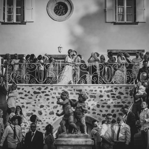 Noir et blanc des mariés et leurs invités au château du maréchal Fayolle
